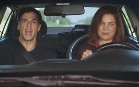Jonas (Mateus Solano) grita dentro do carro ao lado de Helena (Isabel Teixeira) em Elas por Elas